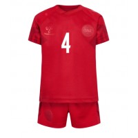 Camisa de Futebol Dinamarca Simon Kjaer #4 Equipamento Principal Infantil Mundo 2022 Manga Curta (+ Calças curtas)